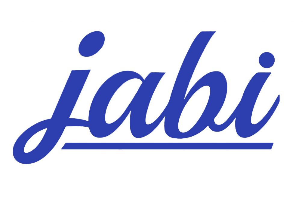 Jabi -logo, yhteistyökumppani, joka tarjosi Täystyrmäys kiusaamiselle esiintyjien asut kuvauksiin